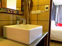 Mariposa bathroom